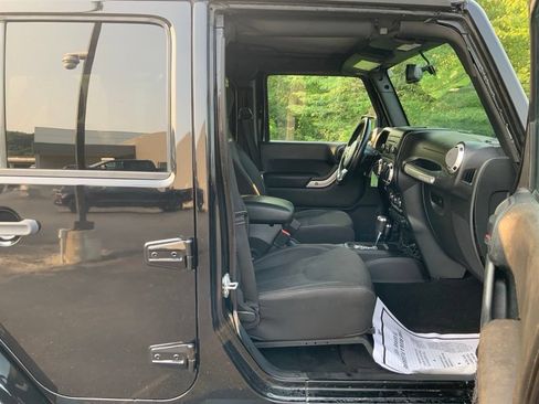 Used 2015 Jeep Wrangler Unlimited Sahara w/ Connectivity Group AWD/4WD image 23
