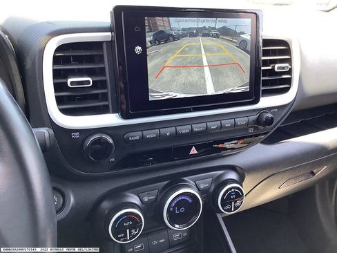 Used 2022 Hyundai Venue Limited FWD image 15