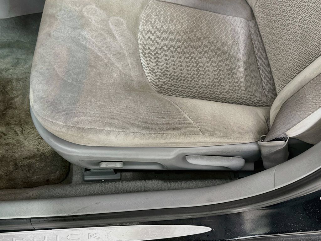 Used 2005 Buick LaCrosse CX w/ Silver Convenience Package FWD image 9