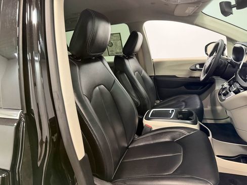 Used 2024 Chrysler Pacifica Touring-L image 60