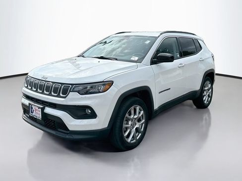 Used 2022 Jeep Compass Latitude AWD/4WD image 3