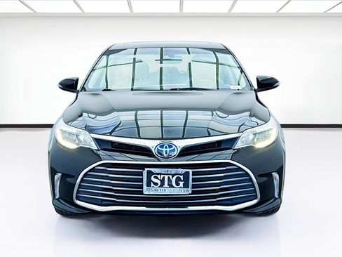 Used 2018 Toyota Avalon Limited image 2