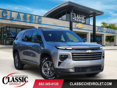 Used 2024 Chevrolet Traverse LT FWD image 1