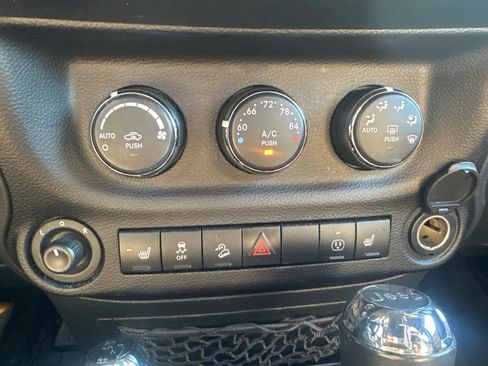 Used 2016 Jeep Wrangler Unlimited Sahara image 14