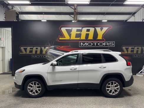 Used 2018 Jeep Cherokee Latitude w/ Cold Weather Group image 2