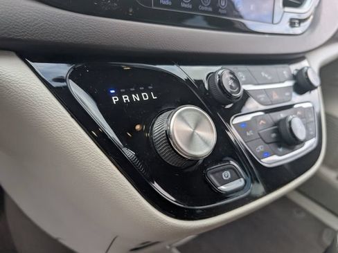 Used 2017 Chrysler Pacifica Touring-L FWD image 18