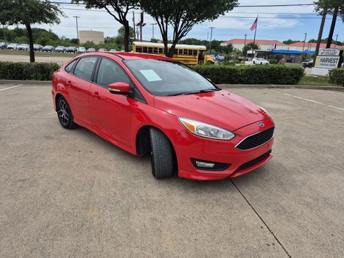 Used 2016 Ford Focus SE w/ SE Sport Package FWD image 4