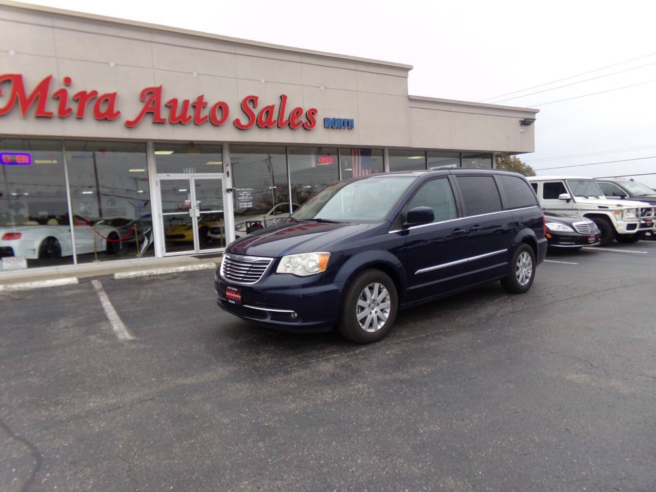 Used 2013 Chrysler Town & Country Touring FWD image 2
