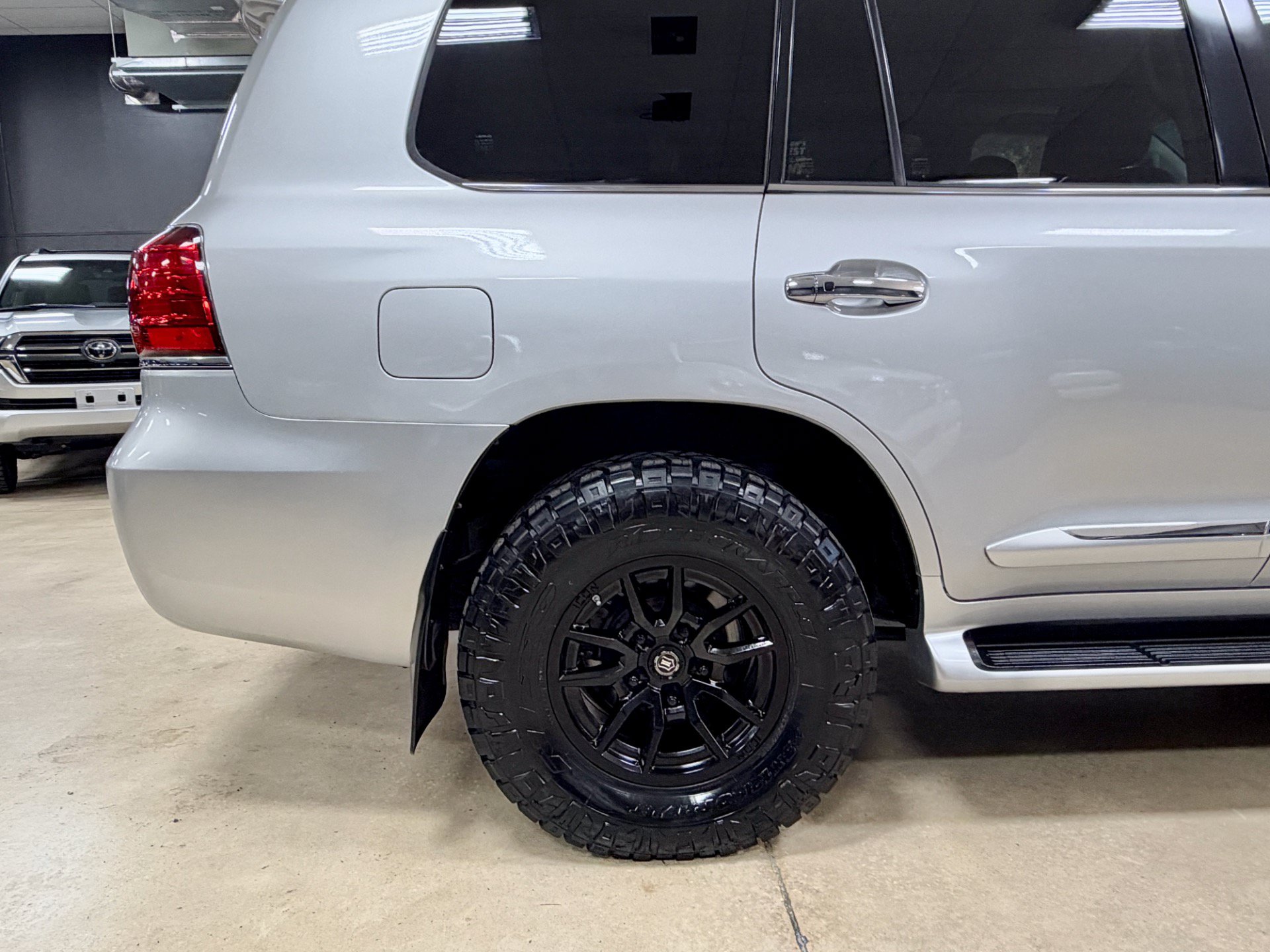 Used 2010 Lexus LX 570 4WD image 12