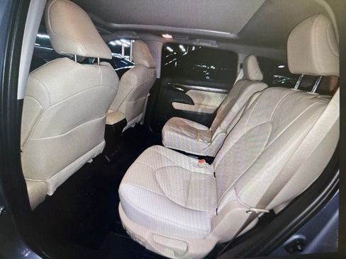 Used 2024 Toyota Highlander LE image 12