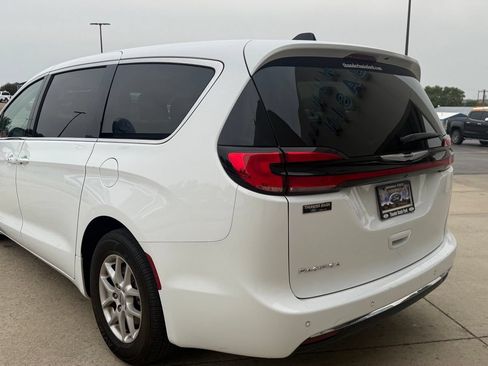 Used 2024 Chrysler Pacifica Touring-L FWD image 6