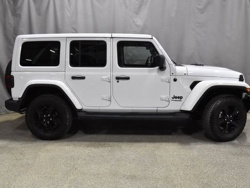 Used 2022 Jeep Wrangler Unlimited Sahara image 2