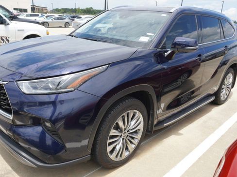 Used 2024 Toyota Highlander Platinum FWD image 4