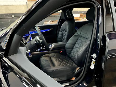 Used 2025 BMW 740i w/ Premium Package image 28