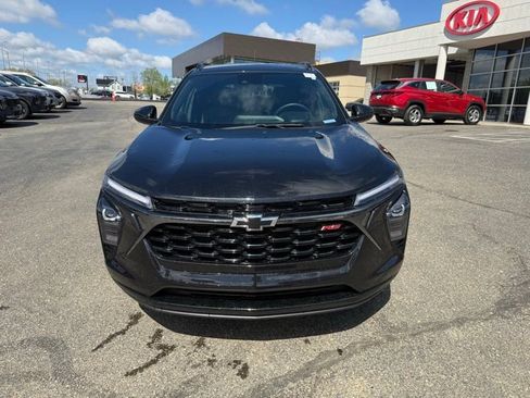 Used 2025 Chevrolet Trax RS image 2