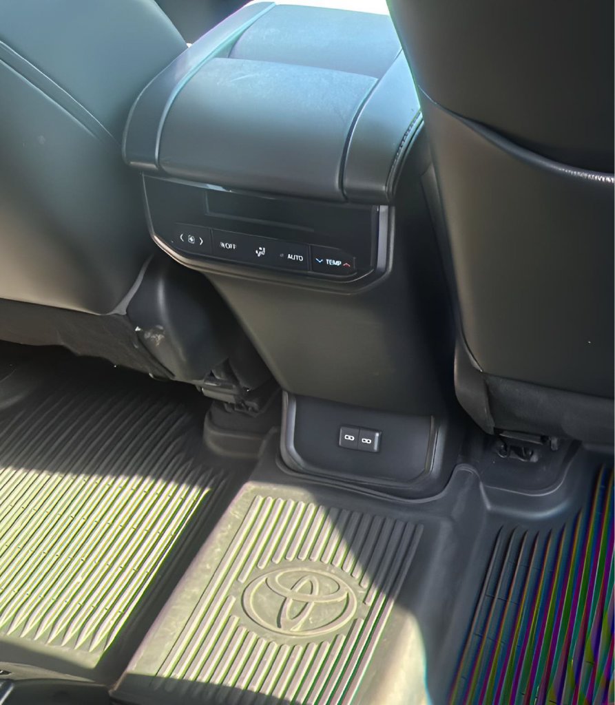 Used 2022 Toyota Highlander XLE AWD/4WD image 18