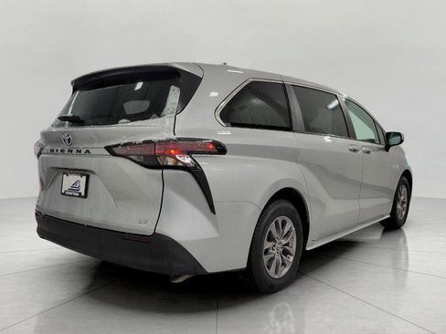 Used 2025 Toyota Sienna LE image 19
