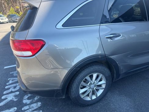 Used 2017 Kia Sorento LX image 4