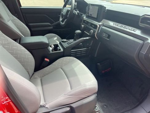 Used 2025 Toyota Tacoma SR5 AWD/4WD image 18