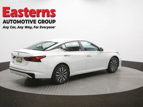 Used 2025 Nissan Altima 2.5 SV FWD image 41
