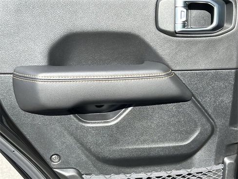 Used 2023 Jeep Gladiator Overland image 21