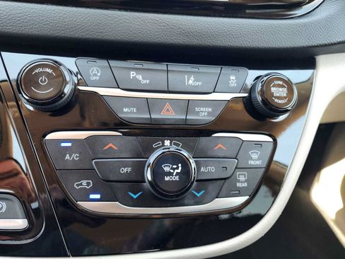 Used 2024 Chrysler Pacifica Touring-L FWD image 31