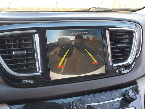 Used 2018 Chrysler Pacifica Touring-L Plus image 14