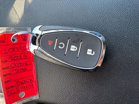 Used 2025 Chevrolet Trax LT image 21