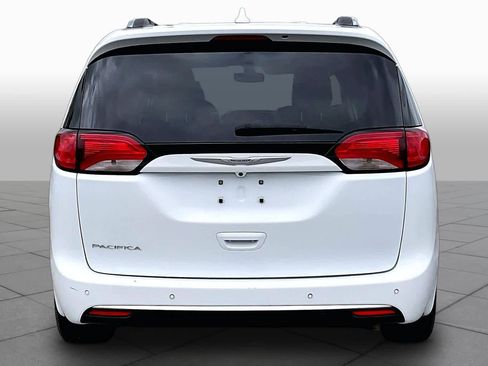 Used 2020 Chrysler Pacifica Touring-L Plus w/ Tire & Wheel Group FWD image 4