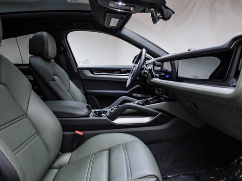 Used 2025 Porsche Cayenne S image 21