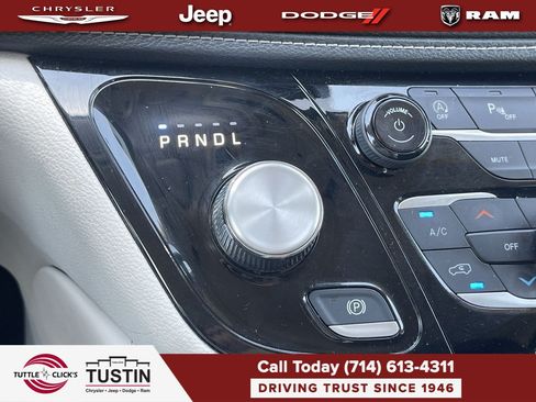 Used 2023 Chrysler Pacifica Limited FWD image 26