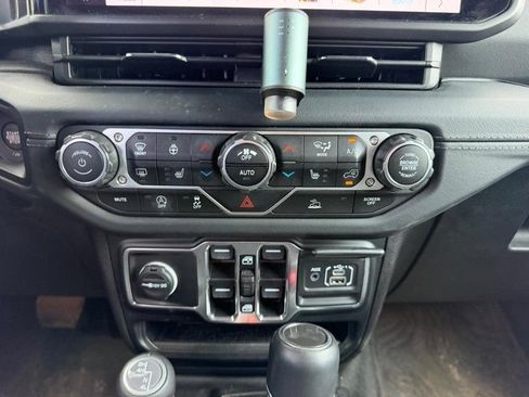 Used 2024 Jeep Wrangler Unlimited Sahara AWD/4WD image 13