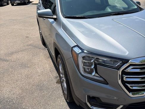 Used 2024 GMC Terrain SLT AWD/4WD image 4