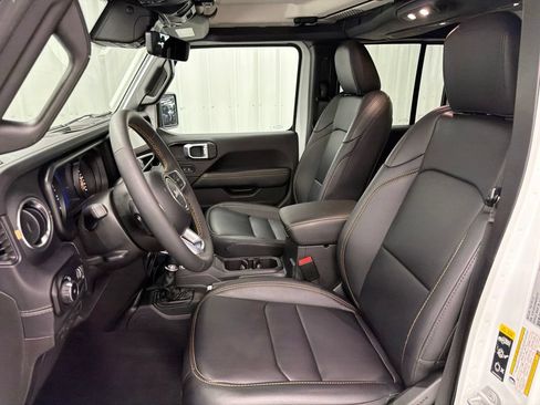 Used 2024 Jeep Wrangler Unlimited Sahara w/ Technology Group AWD/4WD image 15
