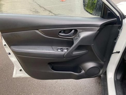 Used 2020 Nissan Rogue S FWD image 12