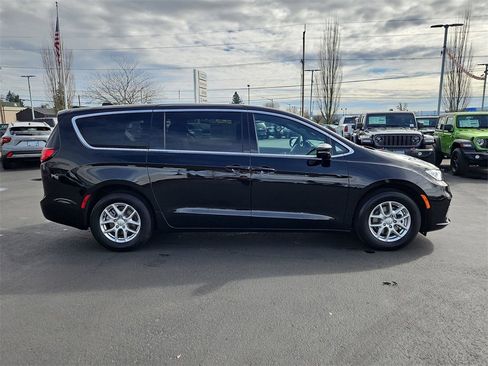 New 2026 Chrysler Pacifica Select image 7