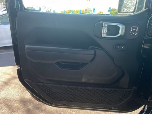 Used 2025 Jeep Wrangler Rubicon image 18