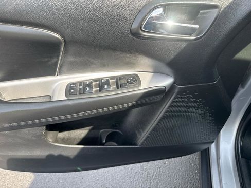 Used 2017 Dodge Journey SE w/ Flexible Seating Group image 6