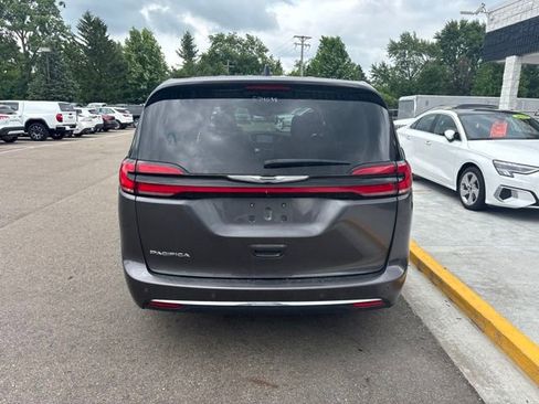 Used 2023 Chrysler Pacifica Touring-L FWD image 8