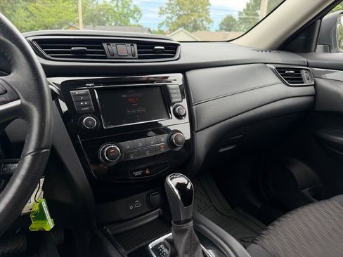 Used 2019 Nissan Rogue S w/ Special Edition Package FWD image 18