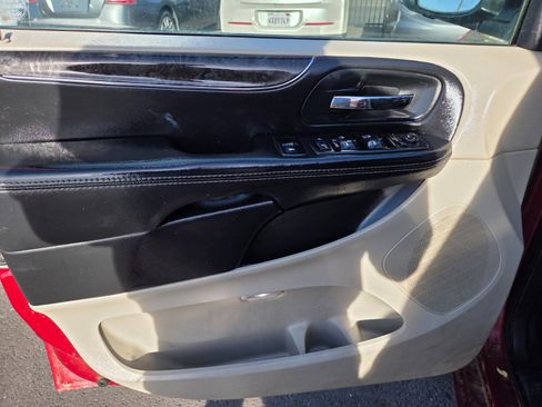 Used 2014 Chrysler Town & Country Touring image 5