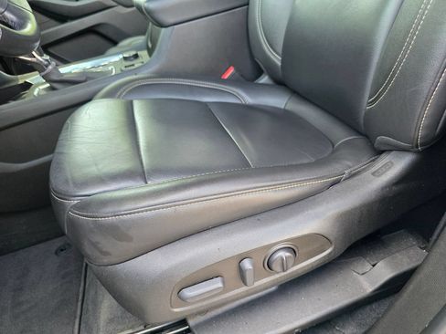 Used 2022 Chevrolet Traverse LT w/ LT Premium Package FWD image 12
