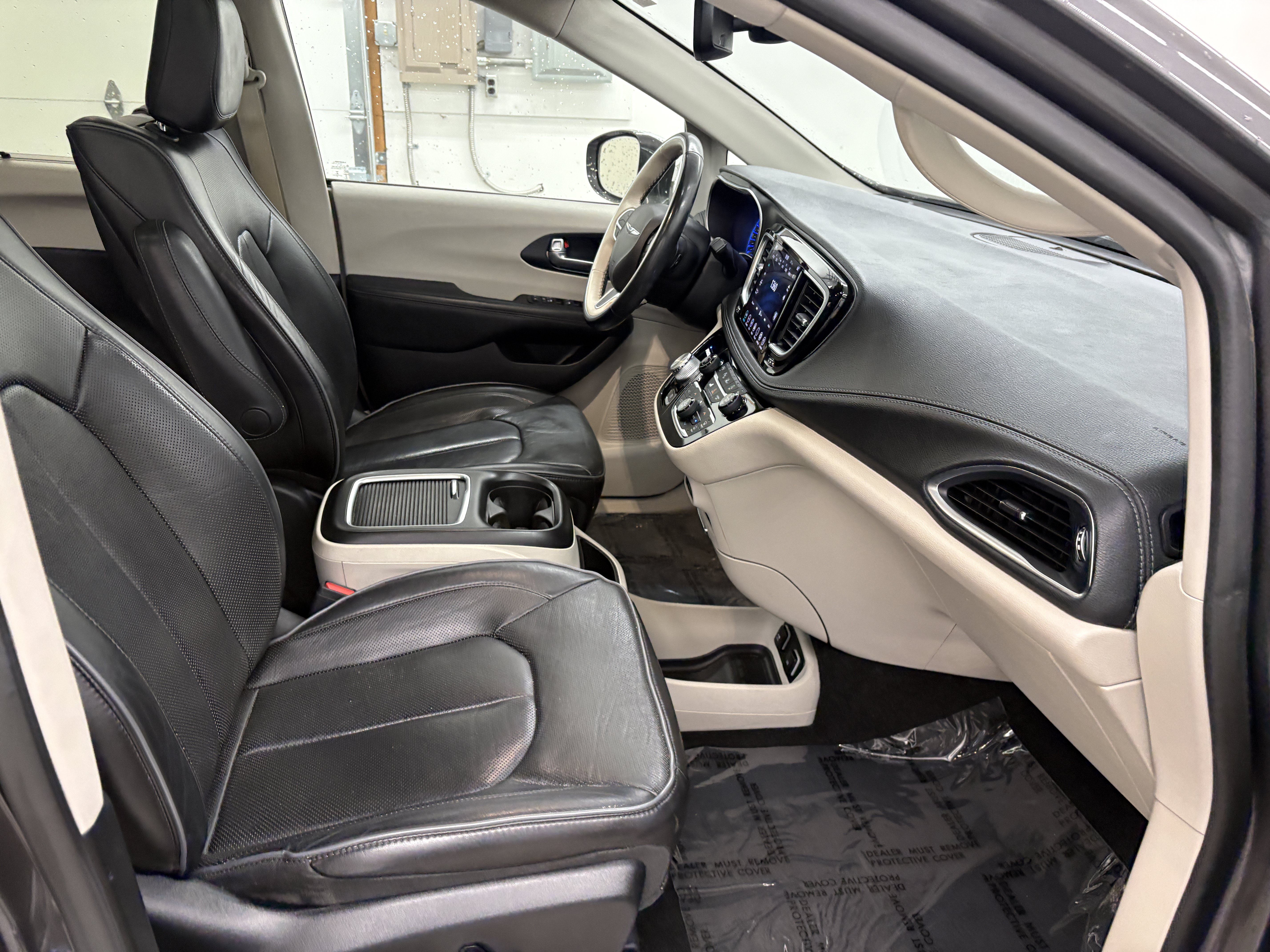 Used 2020 Chrysler Pacifica Limited w/ Advanced Safetytec Group FWD image 25