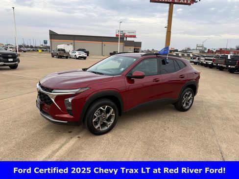 Used 2025 Chevrolet Trax LT image 1