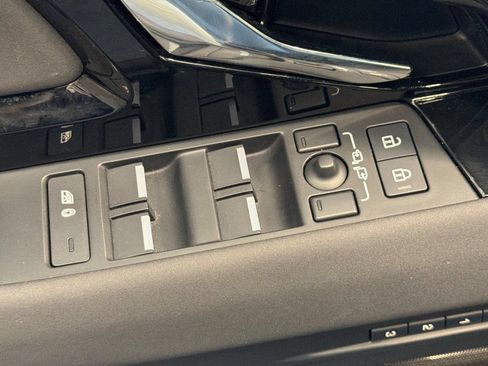 Used 2024 Land Rover Range Rover Evoque S AWD/4WD image 13