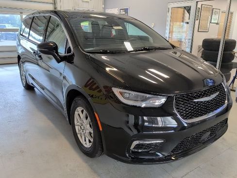 Used 2025 Chrysler Pacifica Select FWD image 7