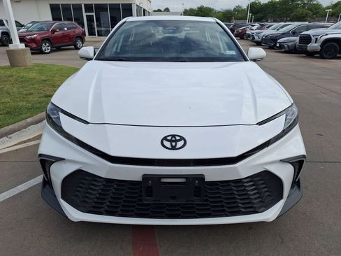 Used 2025 Toyota Camry SE w/ Convenience Package image 9