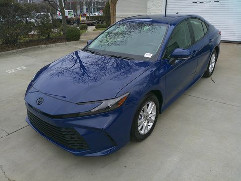 Used 2025 Toyota Camry LE image 6