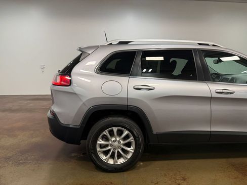 Used 2019 Jeep Cherokee Latitude w/ Comfort & Convenience Group AWD/4WD image 33