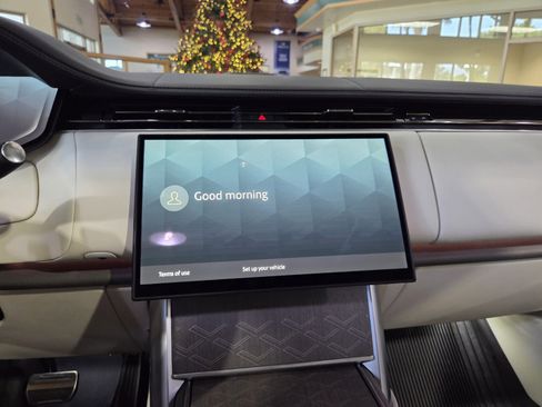 Used 2025 Land Rover Range Rover SV image 14